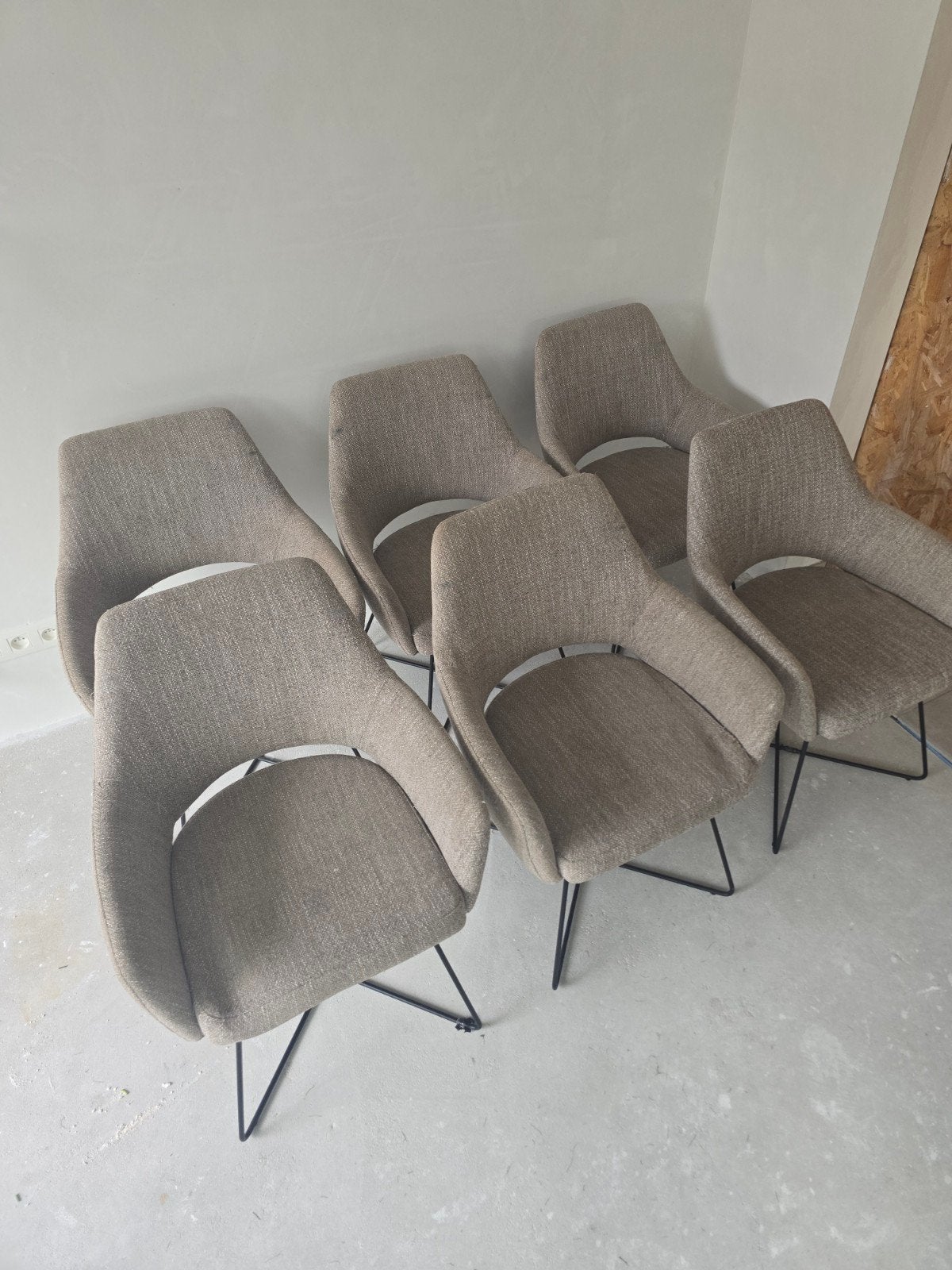 6 eetkamerstoelen beige stof, zwart metalen poten, Ophalen, Gebruikt, Overige kleuren, Stof