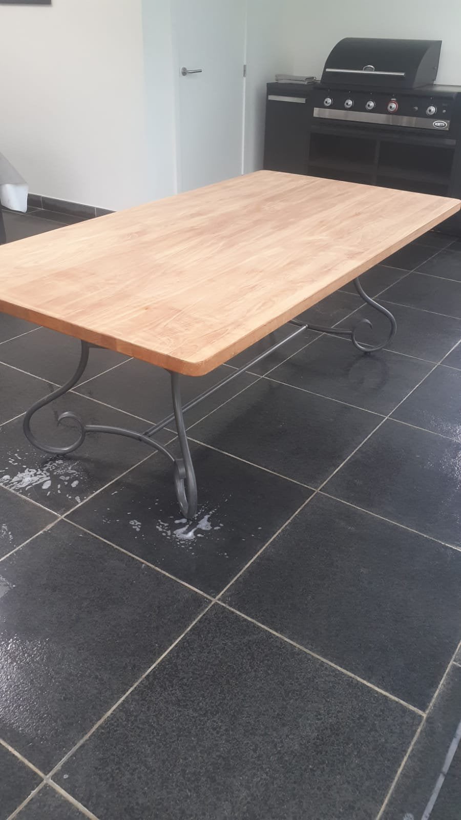 Houten tafel met ijzer onder frame, Ophalen