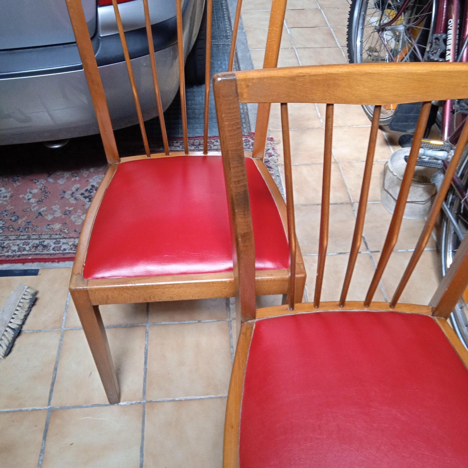 2 chaises vintage, avec sièges en cuir, très bon état, Enlèvement