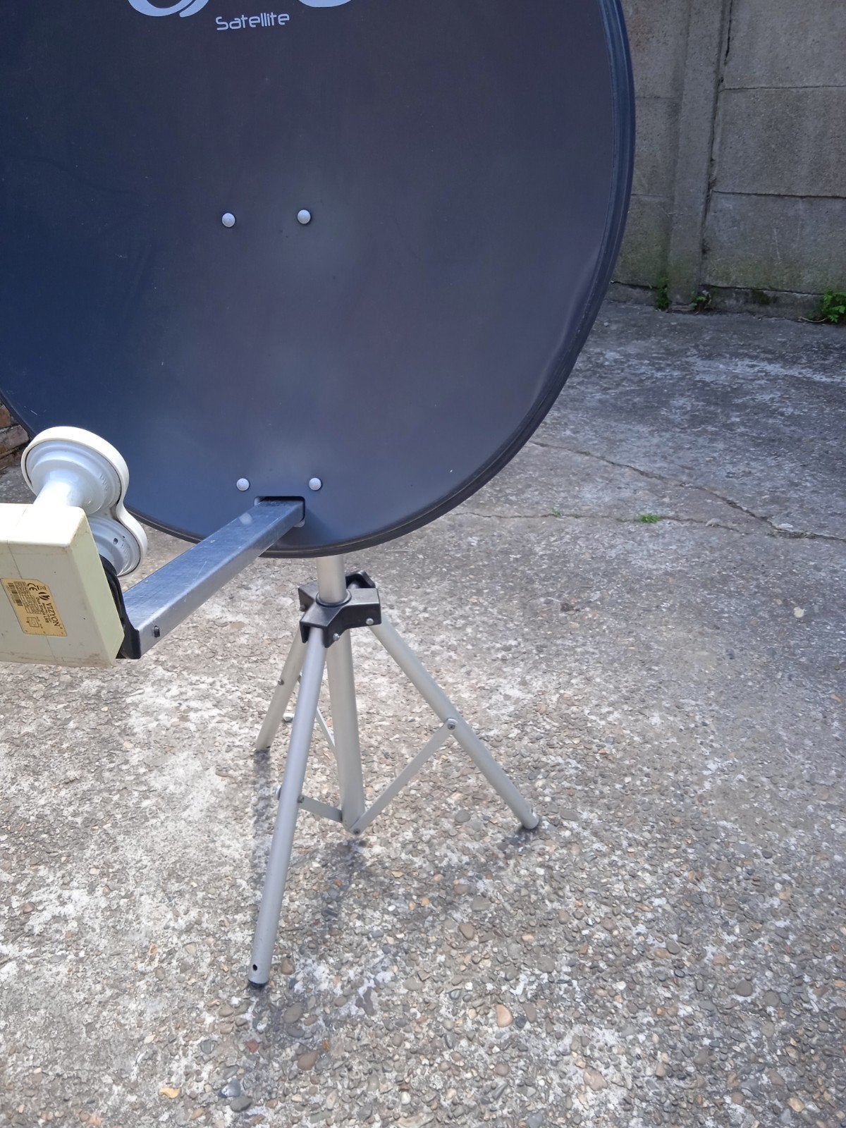 Schotel antenne met voet Sab 80 cm, Audio, Tv en Foto, Schotelantennes, Ophalen