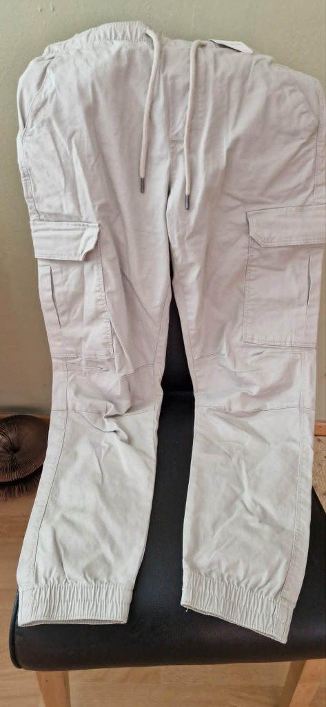 2 nieuwe broeken pull and bear, Kleding | Heren, Broeken en Pantalons, Ophalen, Beige, Nieuw, Overige maten