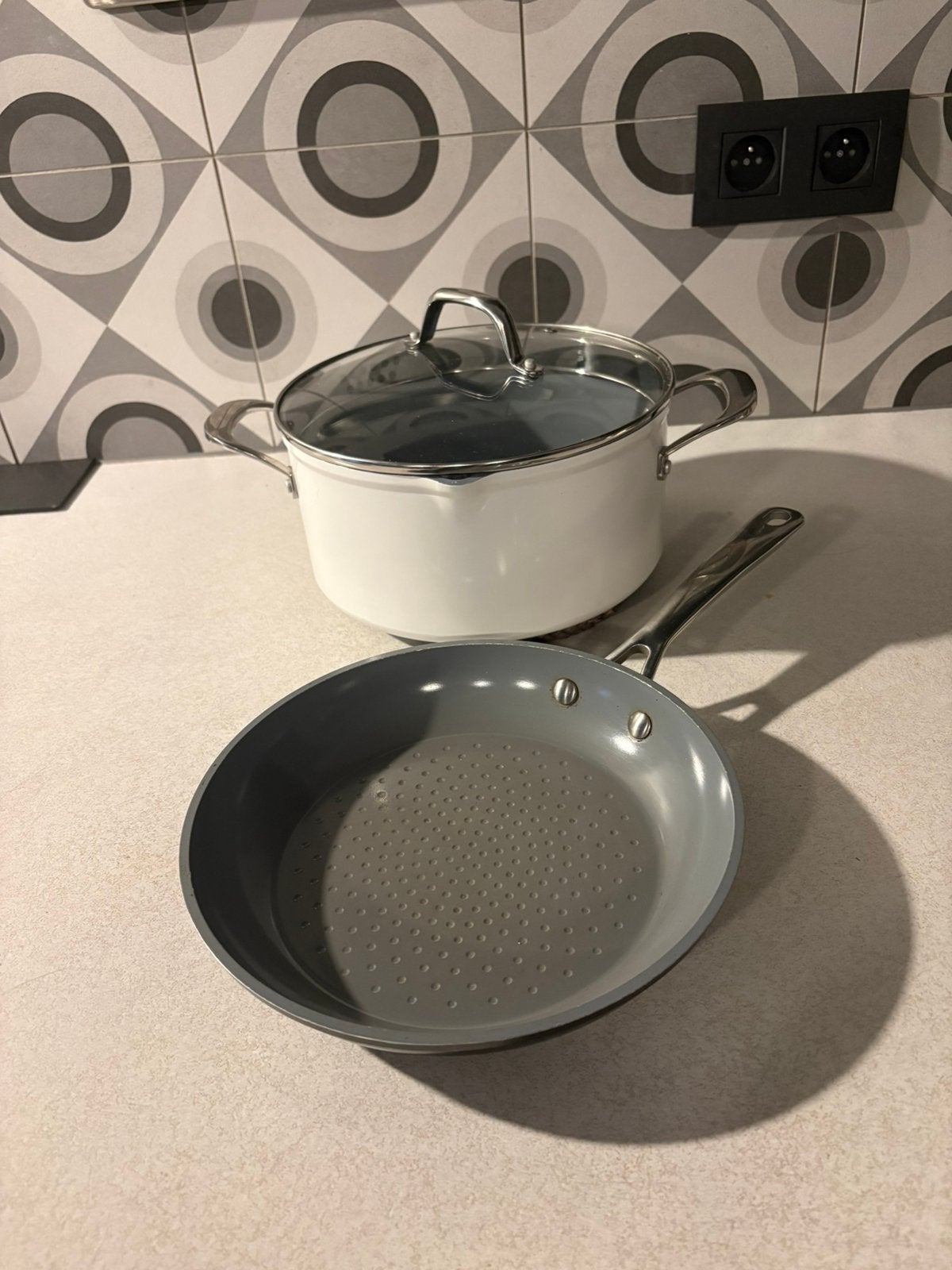 Une casserole avec couvercle et une poêle Laguiole diam 25cm, Avec couvercle, Enlèvement ou Envoi, Comme neuf, Casserole