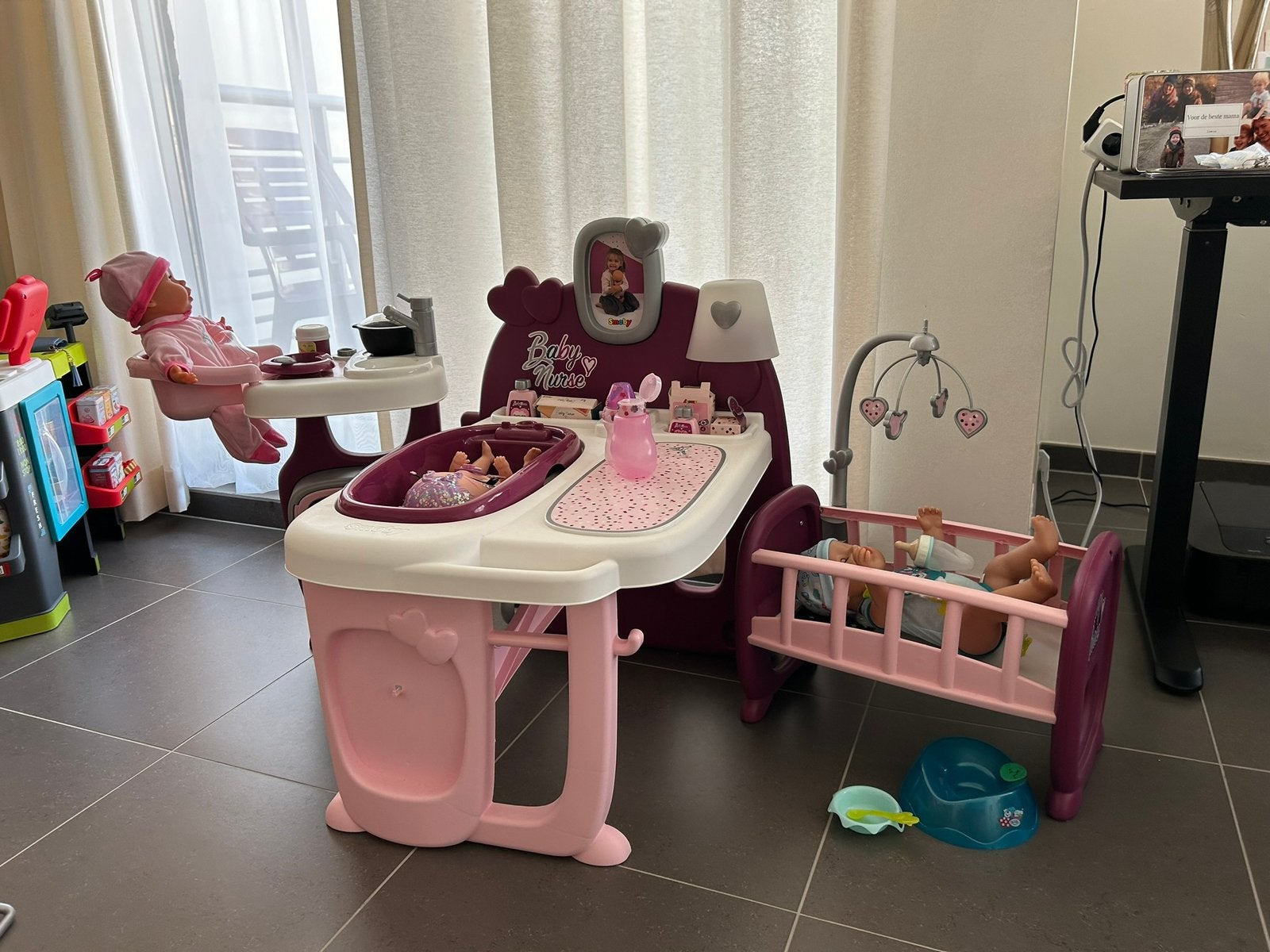 Poppenverzorgingstafel met 3 poppen en allerlei toebehoren, Kinderen en Baby's, Ophalen, Zo goed als nieuw