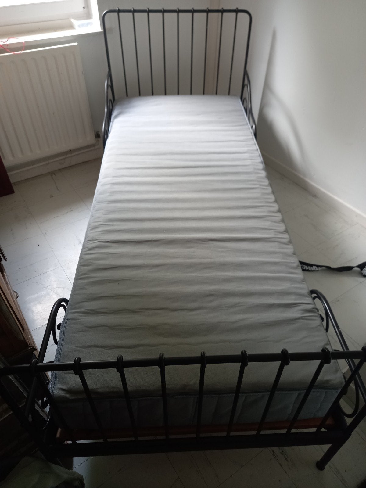 lit enfant en parfait état. matelas neuf, Enlèvement