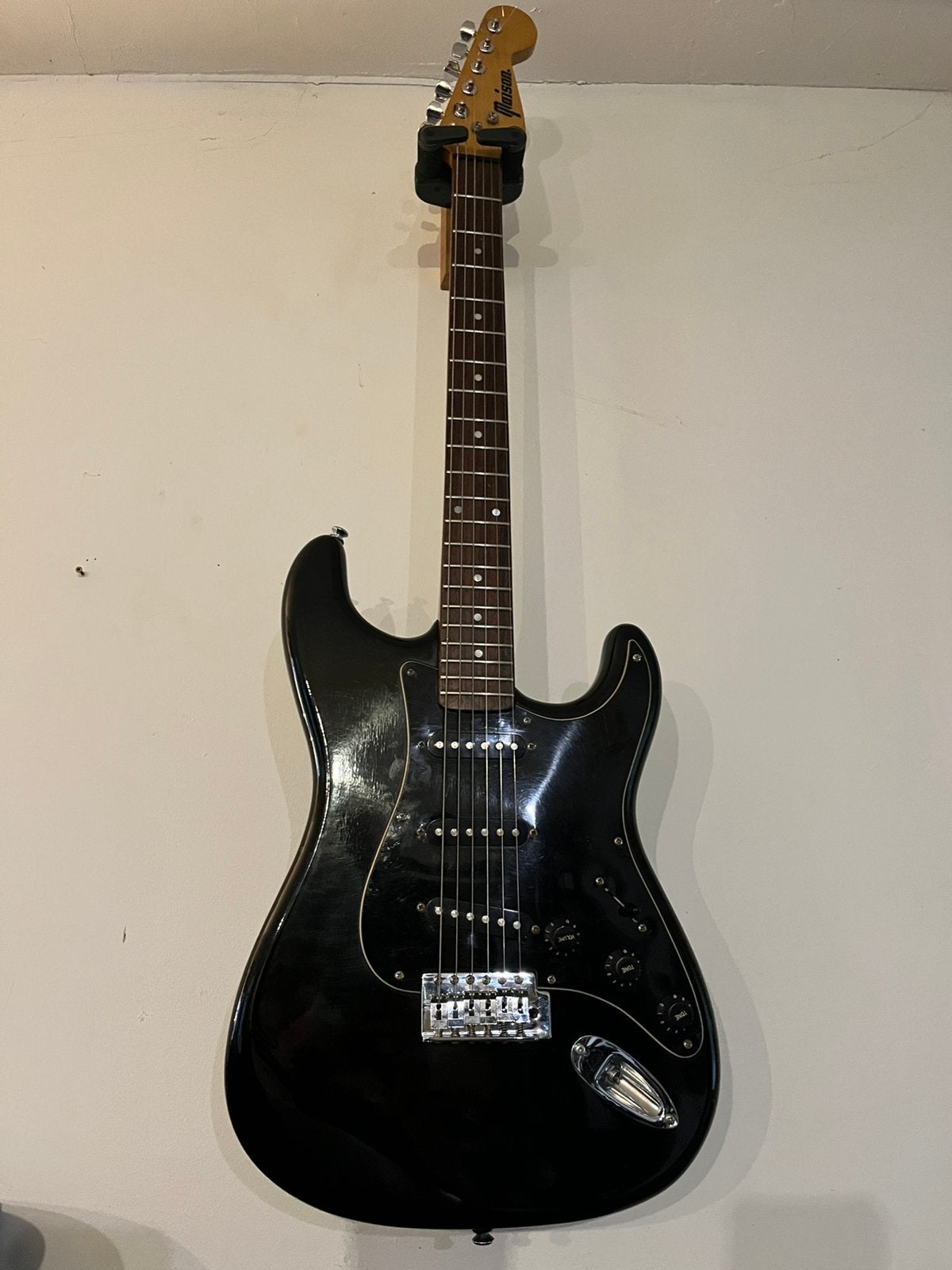 MAISON Stratocaster NOIRE (80s) – RÉNOVÉE, Enlèvement, Comme neuf
