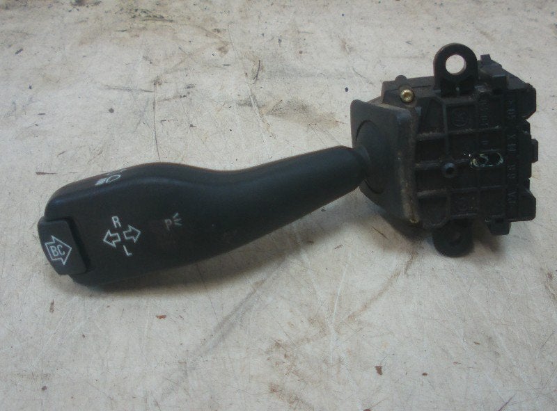 COMMUTATEUR CLIGNOTANT BMW 5 serie (E39) (8-363-868-k), Utilisé, BMW, Petuelring 130
80809  München, DE, Bayerische Motoren Werke AG