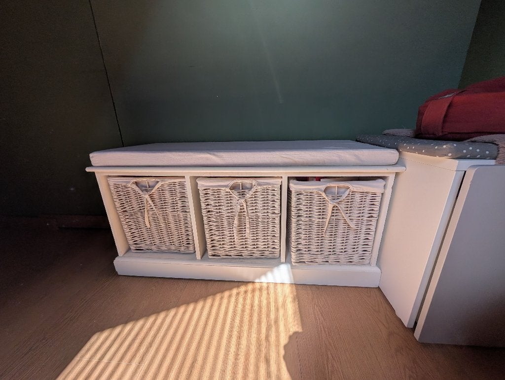 Wit zitbankje met manden, Huis en Inrichting, Ophalen, Minder dan 50 cm, Gebruikt, 100 tot 150 cm