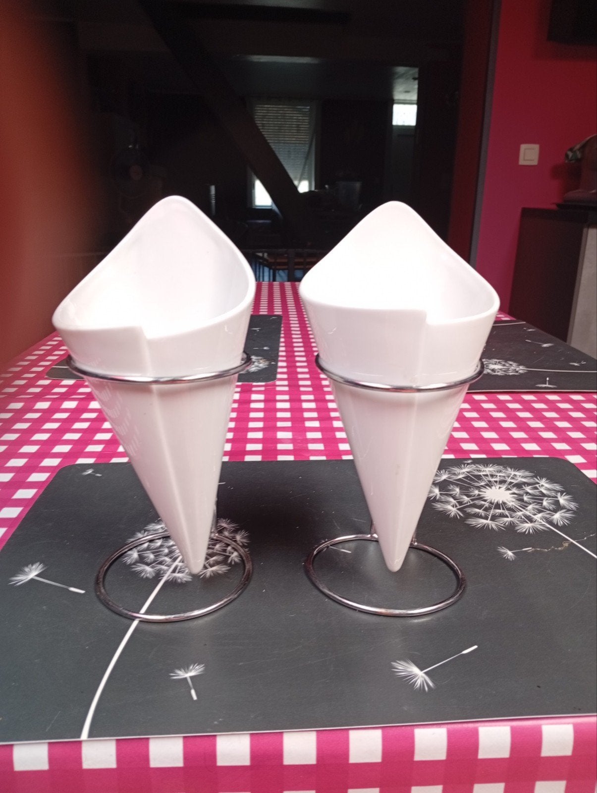 2 cornets  de frites en faïence sur support