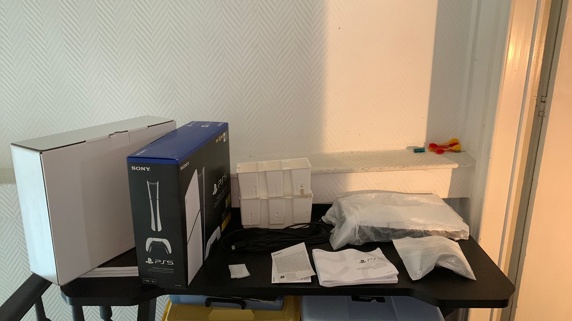 PS5 Slim Digital 1To avec boite et manette, Consoles de jeu & Jeux vidéo, Enlèvement, Comme neuf, Playstation 5 Digital