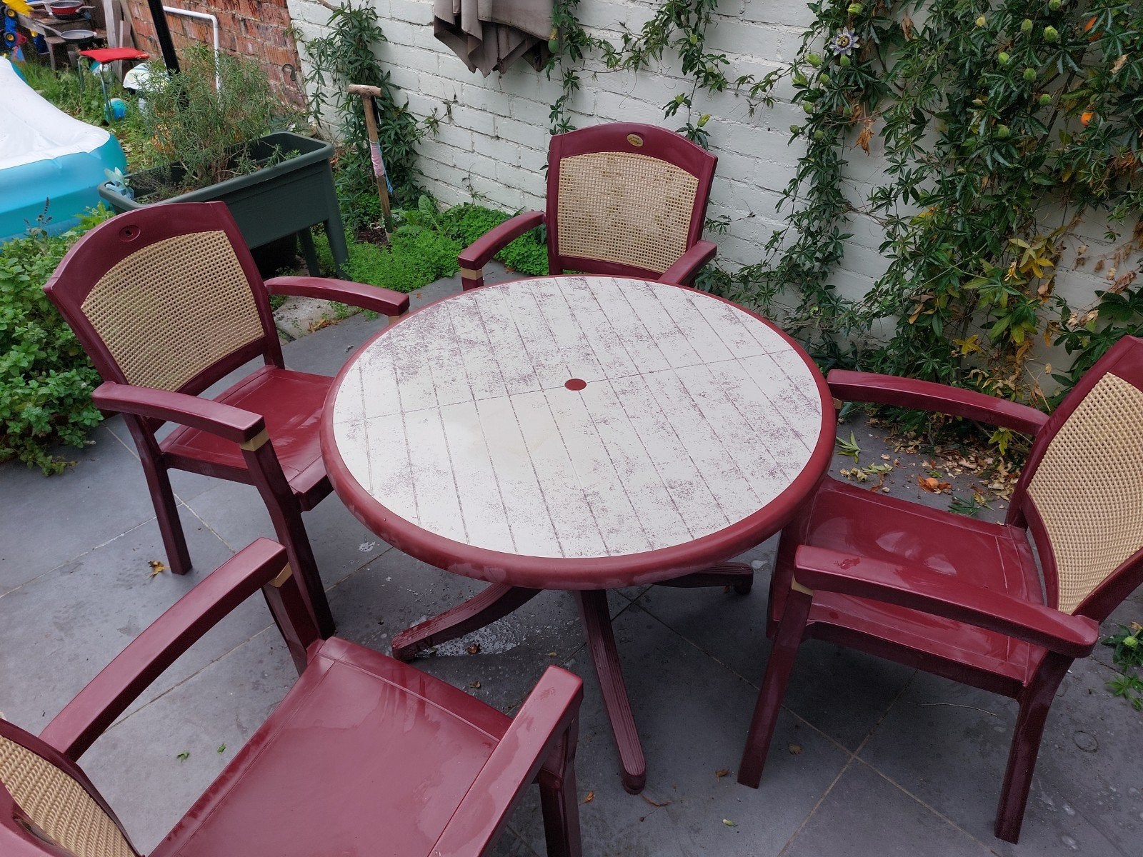 Table de jardin et 4 chaises gratuites., Enlèvement, Utilisé, Rond, Synthétique