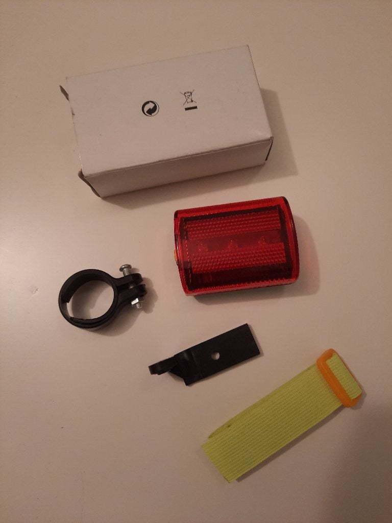 Fietslicht (achterlicht) met beugel en riempje., Ophalen, Nieuw, Batterij, Achterlicht