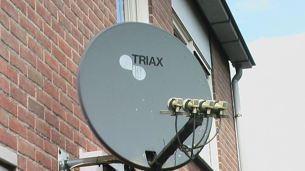 VierKops LNB compleet met houder en met stekers en kabel, Audio, Tv en Foto, Schotelantennes, Ophalen of Verzenden, Zo goed als nieuw