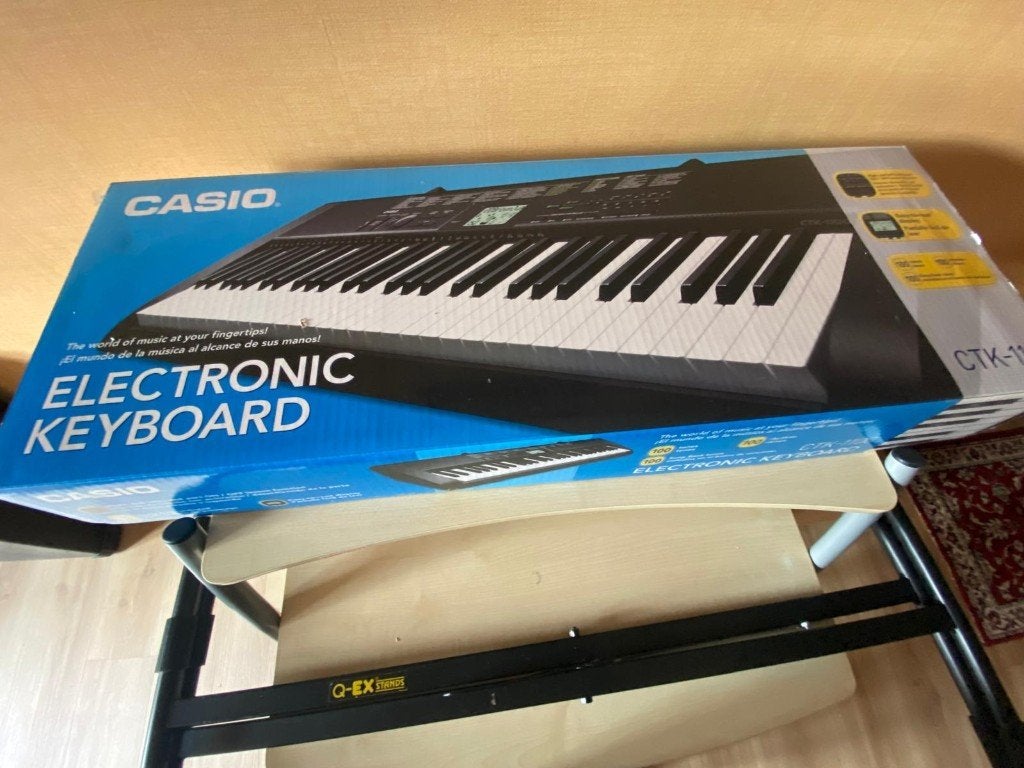keyboard CASIO-CTK 1100 met onderstel, Muziek en Instrumenten, Keyboards, Ophalen, Casio, Met standaard, 61 toetsen