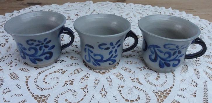 SALE 3 Steengoed bekers, monogram D , Gres de la Roche, Antiquités & Art, Curiosités & Brocante, Enlèvement ou Envoi