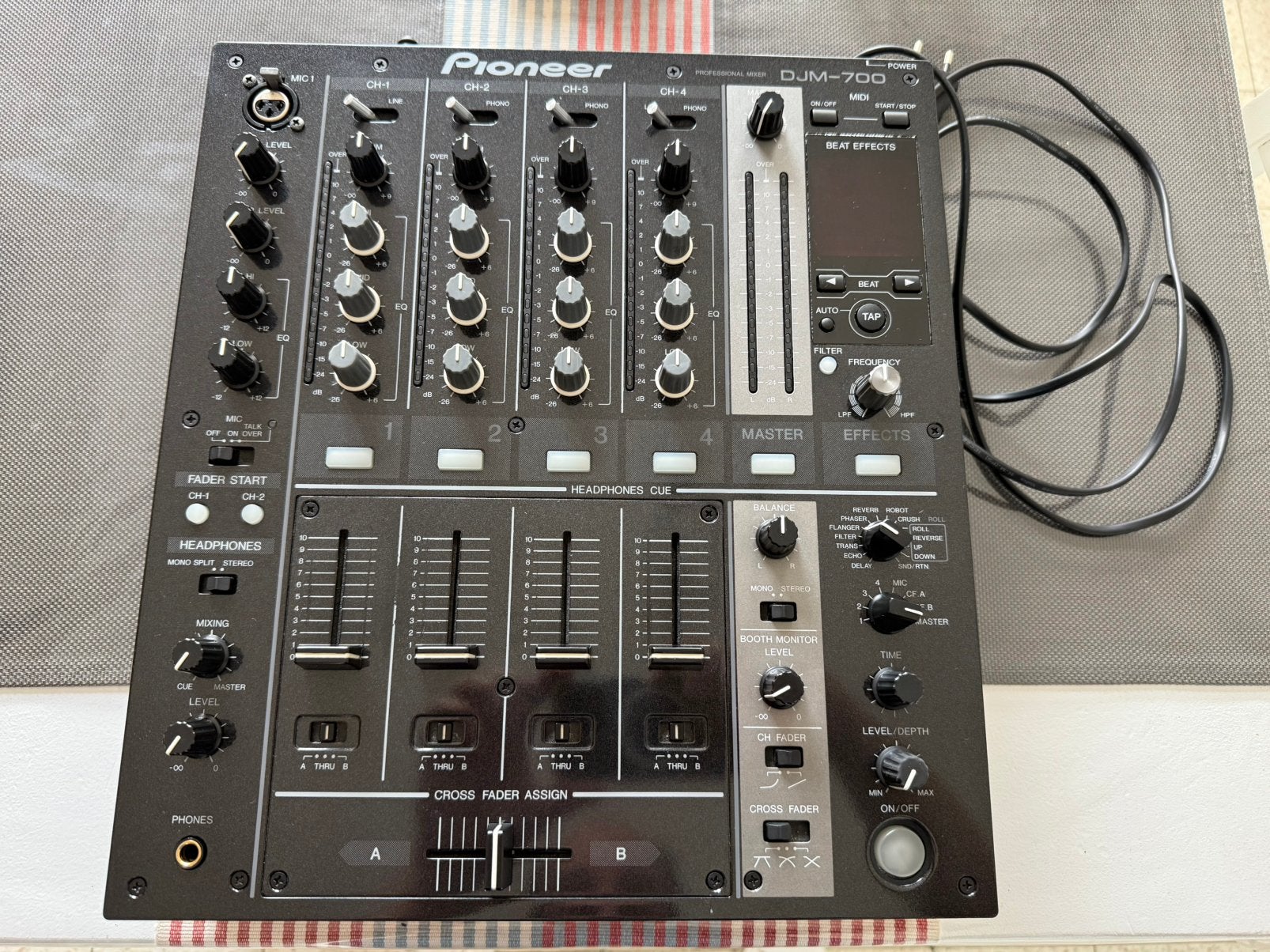 Pioneer DJM700 met flightcase (nieuwstaat), Enlèvement