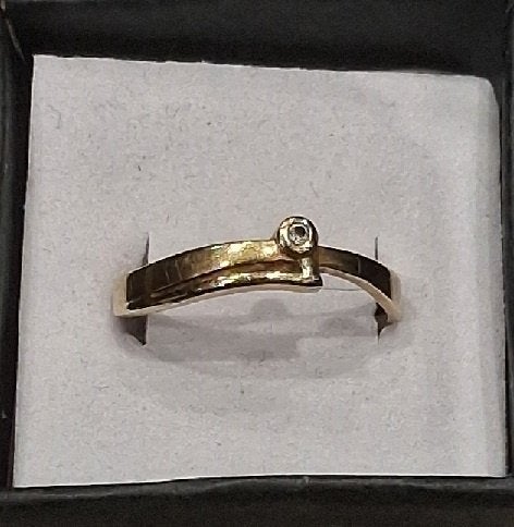 18 karaat gouden damesring, B, B, Ophalen of Verzenden, 17 tot 18