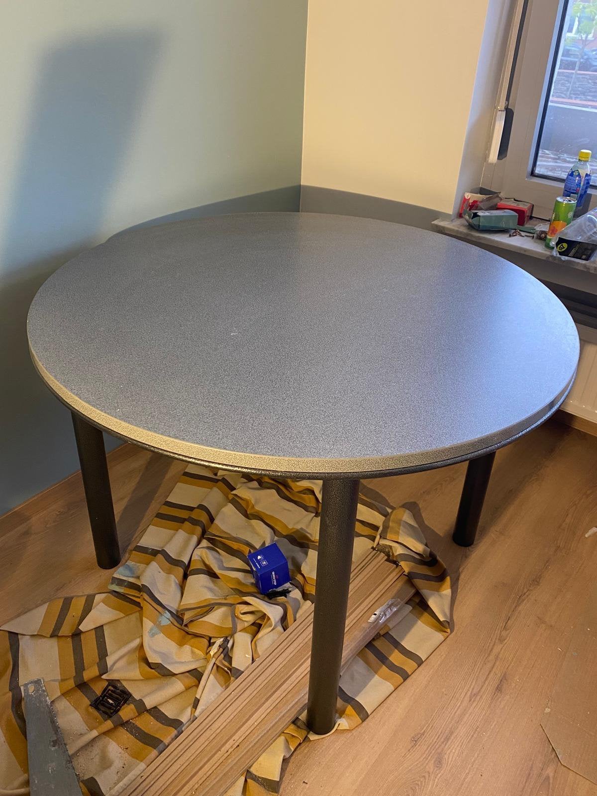 Grijze ronde tafel, Ophalen, Zo goed als nieuw