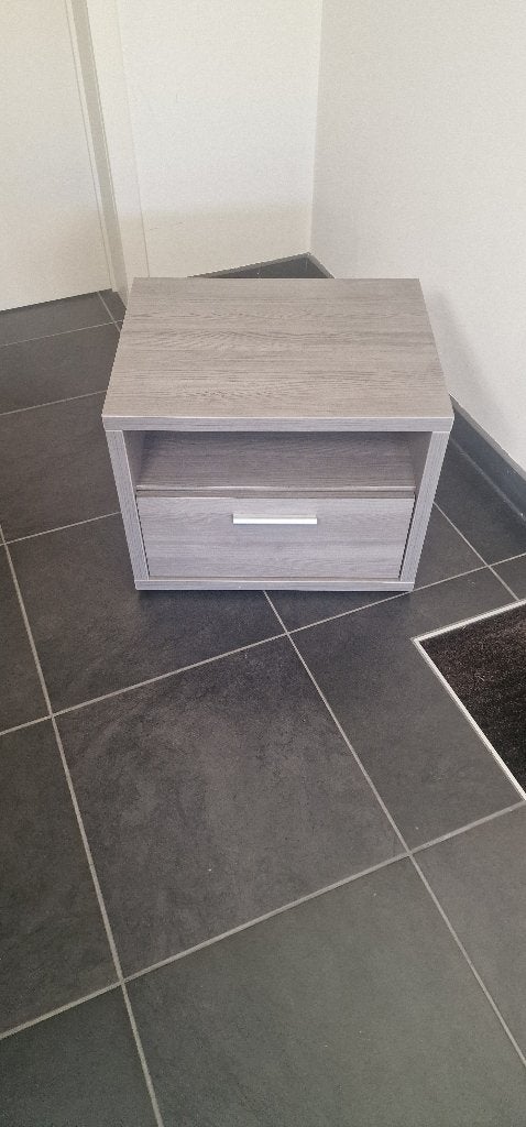 Gratis nachttafel/klein kastje, 1 of 2 laden, Ophalen, Zo goed als nieuw, Modern