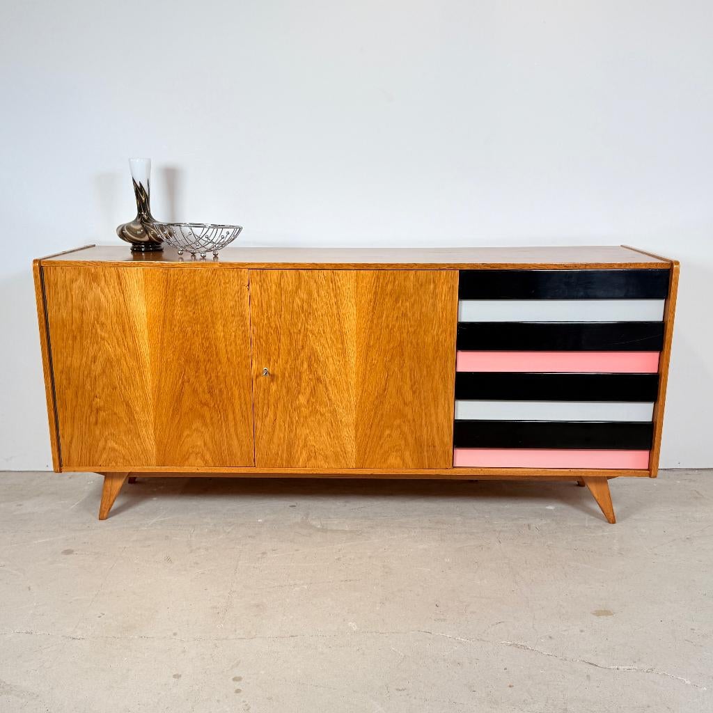 Buffet U460 avec tiroirs colorés, Jiří Jiroutek, 25 à 50 cm, Chêne, Vintage, 150 à 200 cm