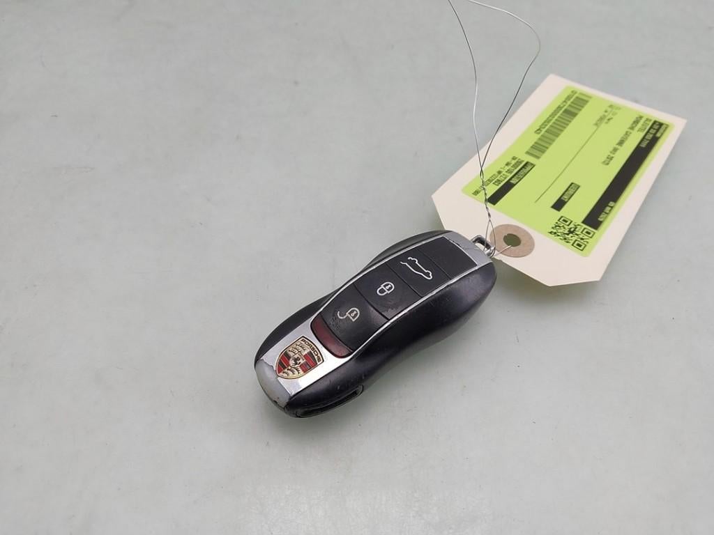 SLEUTEL Porsche Cayenne II (92A) (01-2010/12-2018), Gebruikt, Porsche Deutschland GmbH, Porscheplatz 1
70435  Stuttgart, DE, Porsche