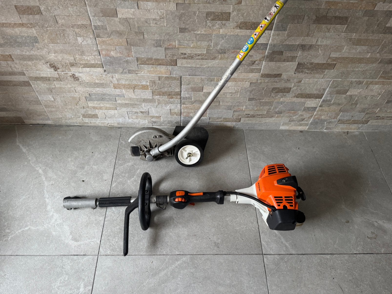 Combisystème STIHL KM 94RC avec outil dresse bordure, Enlèvement, Comme neuf