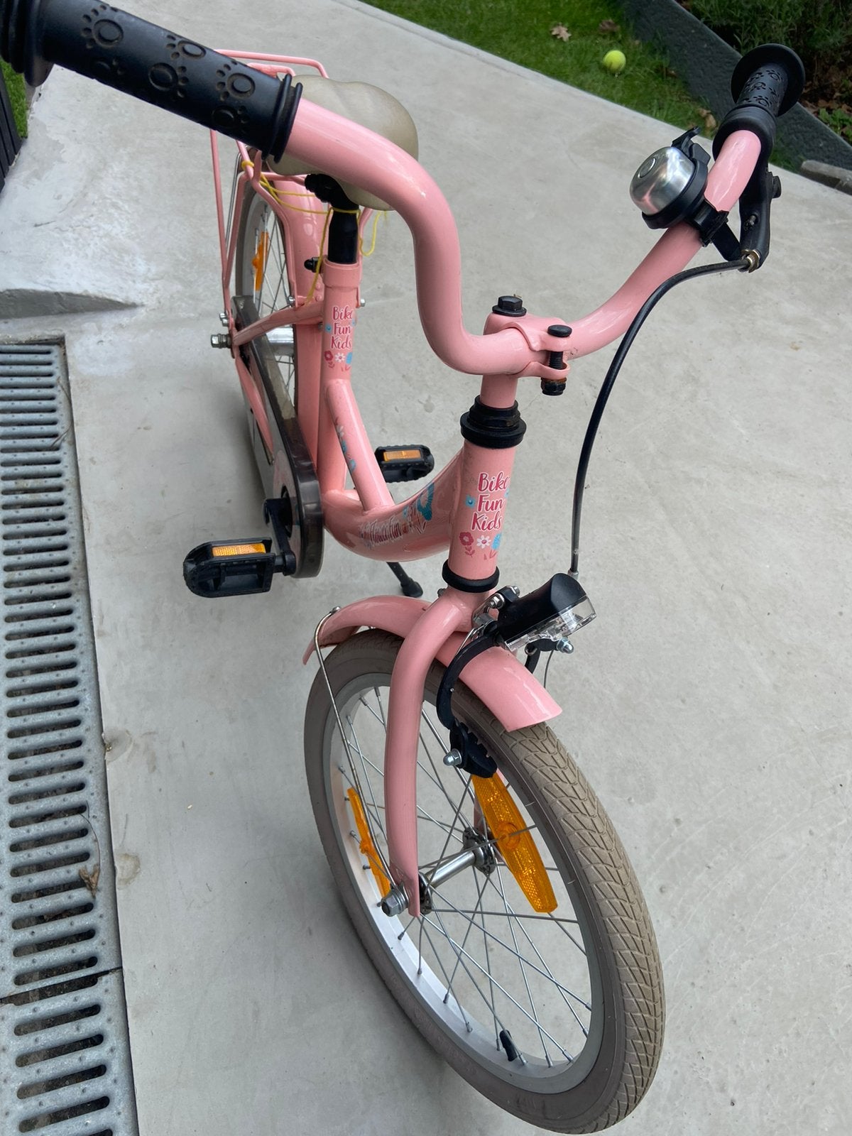 Roze meisjesfiets 4-6 jaar met terugtraprem, verlichting., Fietsen en Brommers, Ophalen, Zo goed als nieuw, Terugtraprem