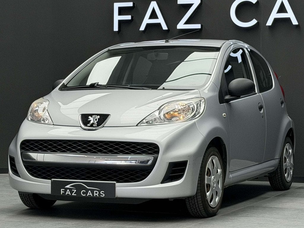 Peugeot 107 1.0i Trendy * RADIO&CD + PROPRE + GARANTIE *, Auto's, Peugeot, Voorwielaandrijving, 4 zetels, Stof, Zwart