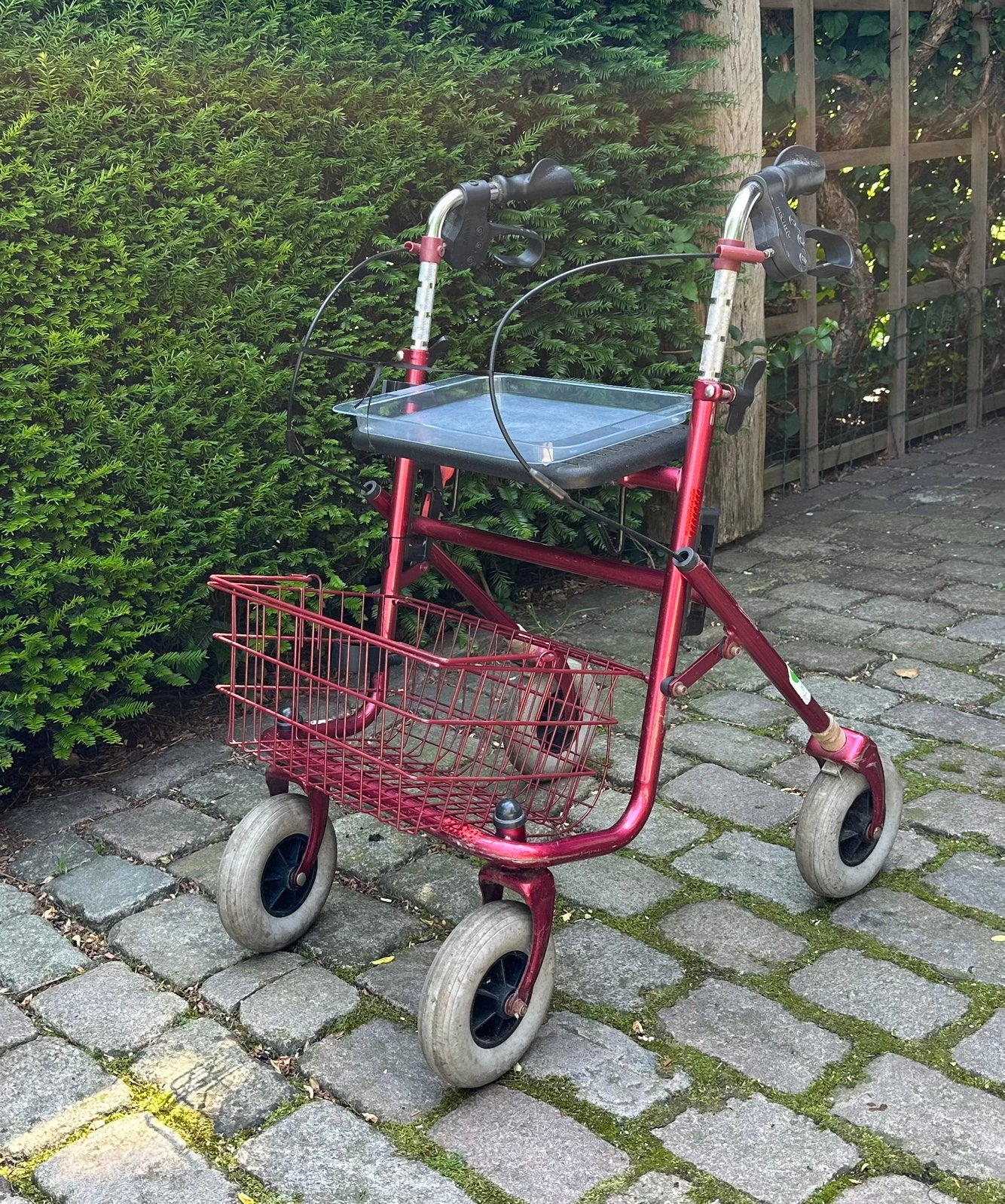 ROLLATOR RODE KLEUR DIKKE BANDEN, Diversen, Rollators, Gebruikt, Opvouwbaar, Ophalen