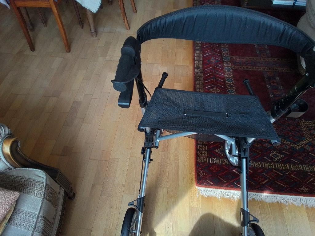 Rollator. Quadri-Light Vermeiren  zwart-zilver, Ophalen, Opvouwbaar, Zo goed als nieuw