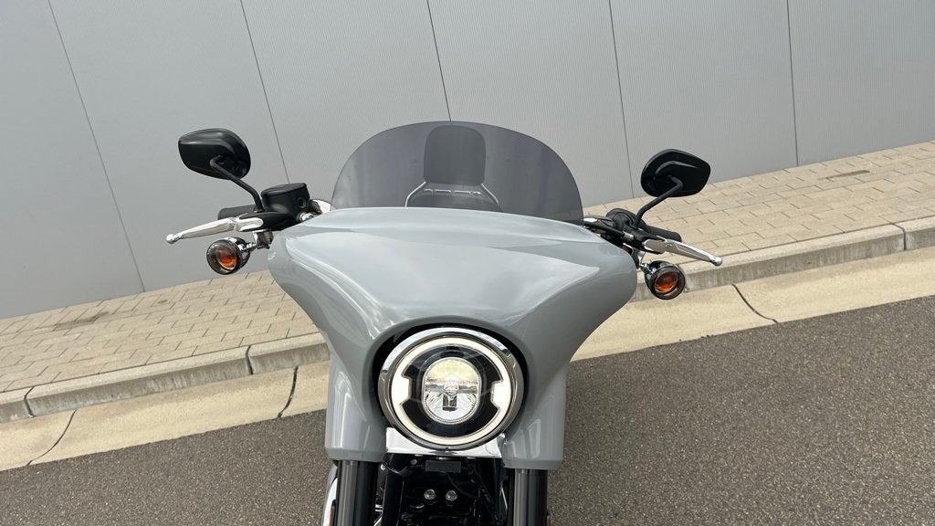 SPORT GLIDE 12/2024 - 4.016km!!, 2 cilinders, Nieuw, Chopper, Bedrijf