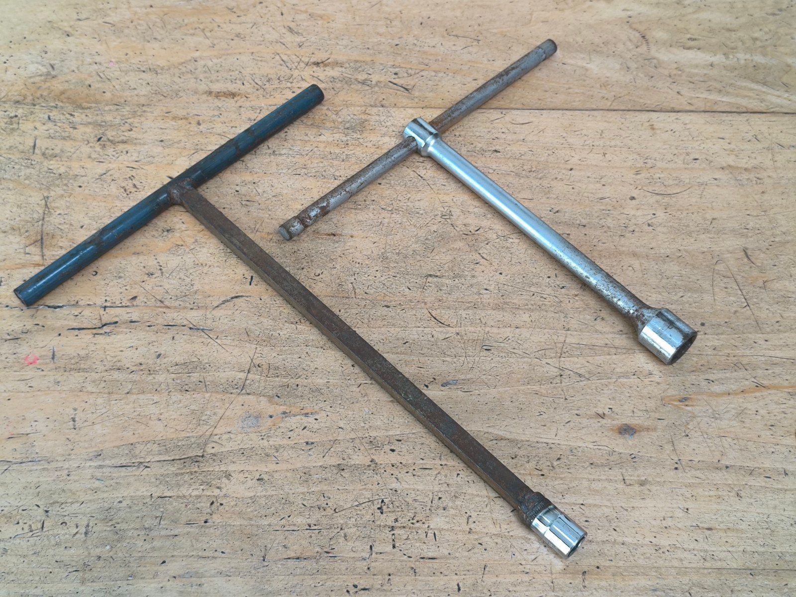 2 x grote/ lange T sleutels. (17 & 24), Ophalen of Verzenden, Gebruikt