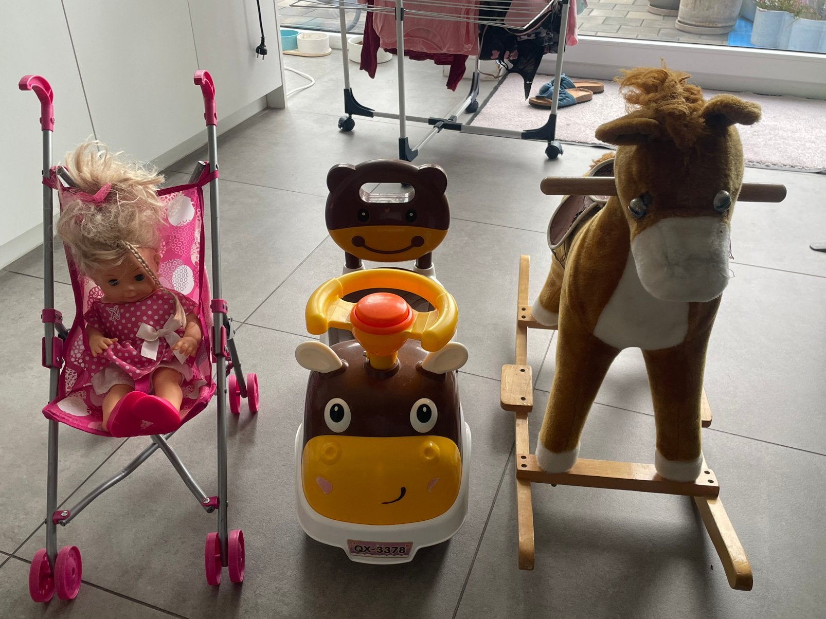 Pop met buggy, loopauto & houten hobbelpaard, Ophalen, Zo goed als nieuw