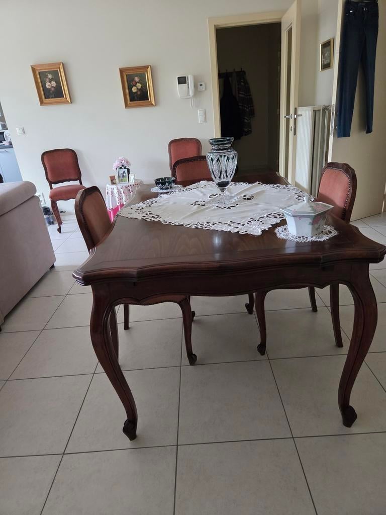 Eetplaats  met 6 stoelen en buffetkast., Ophalen