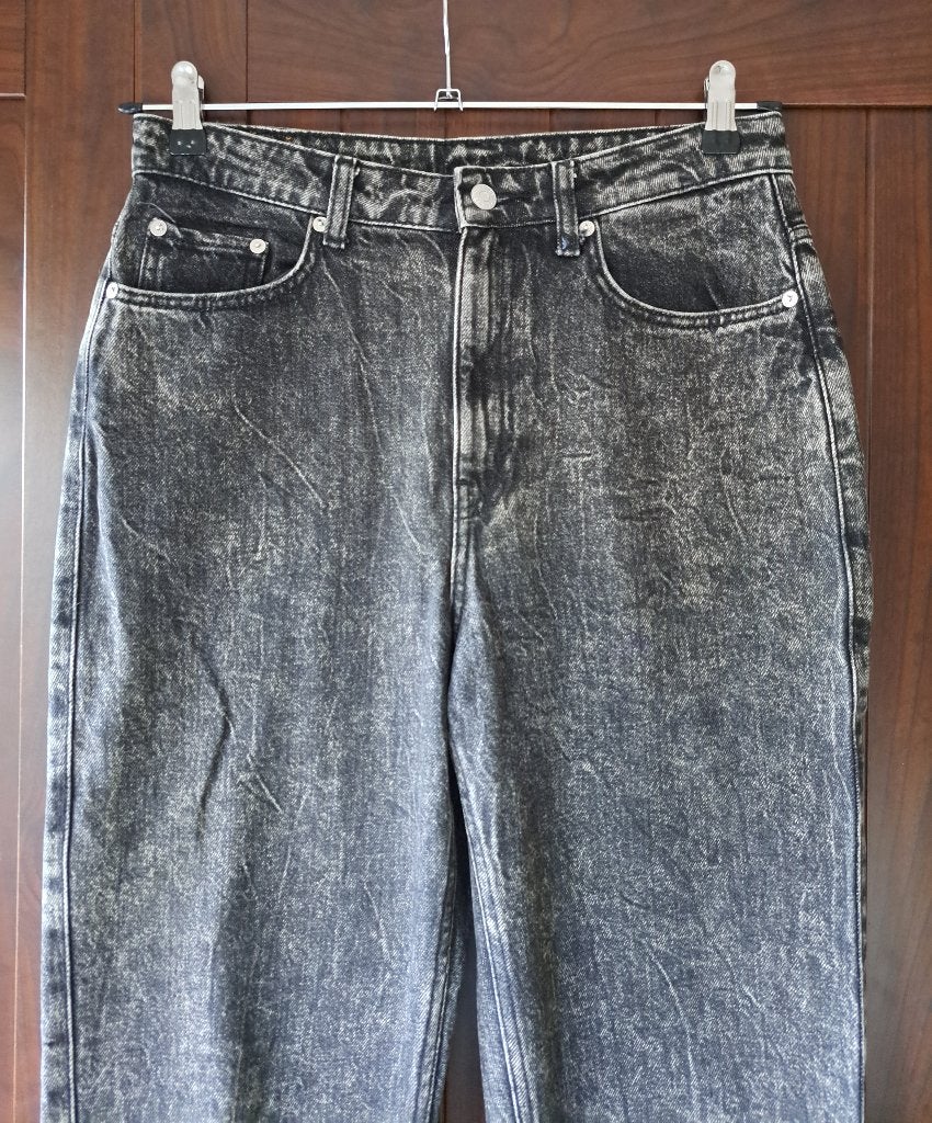 Mooie jeansbroek van Weekday in maat 29/30, Verzenden, Zwart, Weekday, Zo goed als nieuw