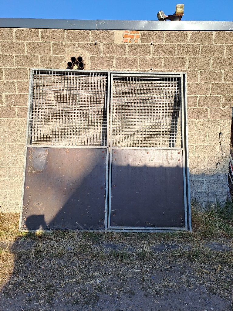 Voorpaneel paardenstal, Stalling