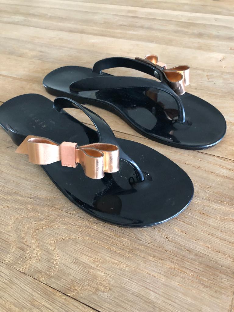 Zwarte rubberen teenslippers met strik, Enlèvement ou Envoi, Comme neuf, Noir