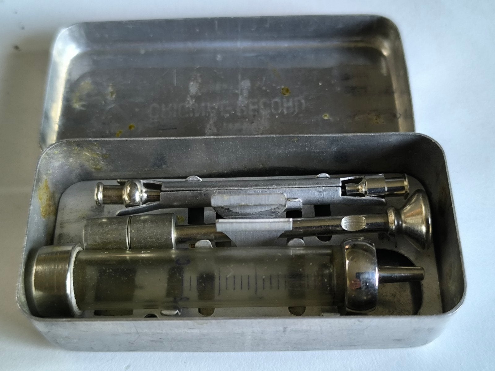 Vintage medische spuit in metalen container, Antiquités & Art, Antiquités | Outils & Instruments, Enlèvement ou Envoi