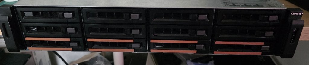 QNAP TES-1885U 12 Bay NAS (ev. met 12x10TB WD Gold Ent.), Ophalen, Gebruikt