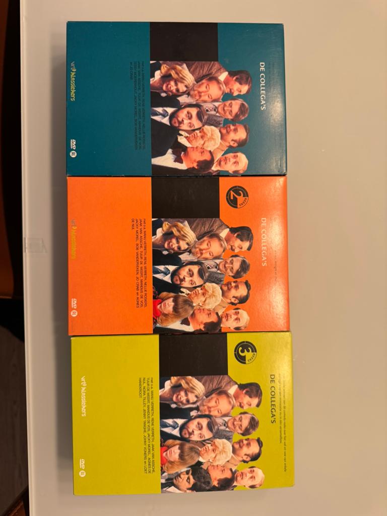 De collega’s DVD seizoen1, 2 & 3, Livres, Cinéma, Tv & Médias, Enlèvement, Comme neuf