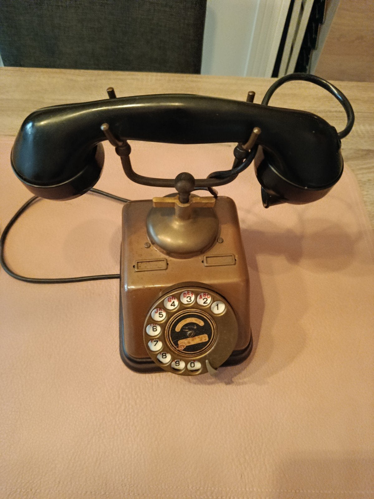 Oude koperen telefoon, Ophalen