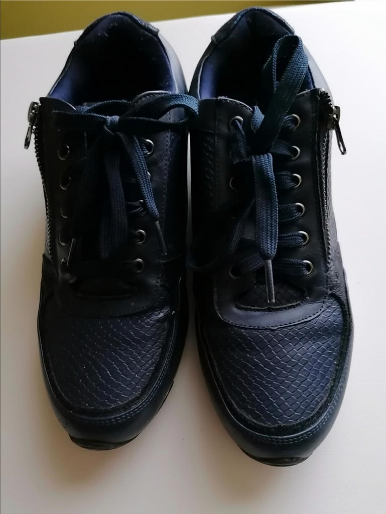 Donkere blauwe dames sportschoenen, maat 40., Vêtements | Femmes, Chaussures, Enlèvement, Chaussures de sports