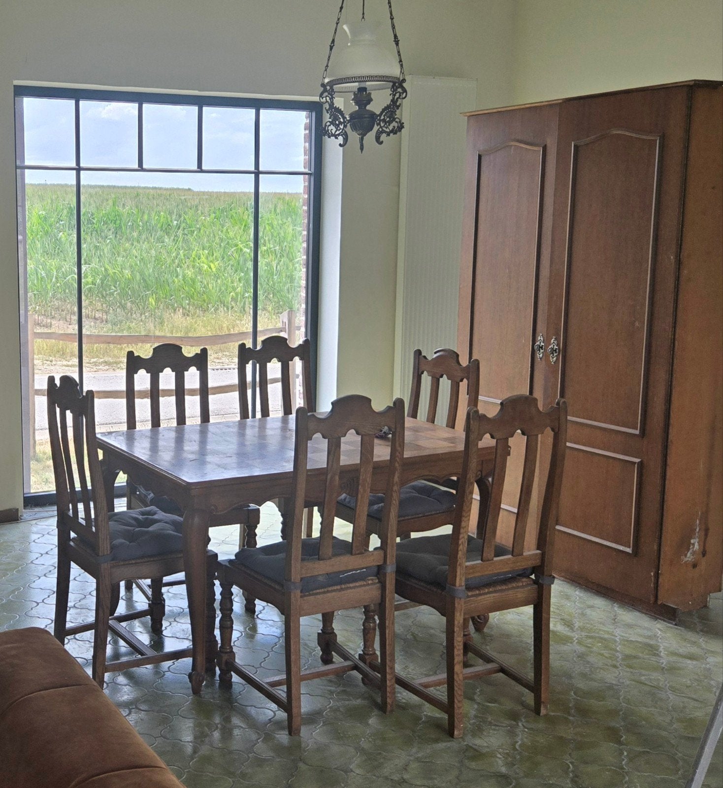 tafel en zes stoelen en kast, Ophalen