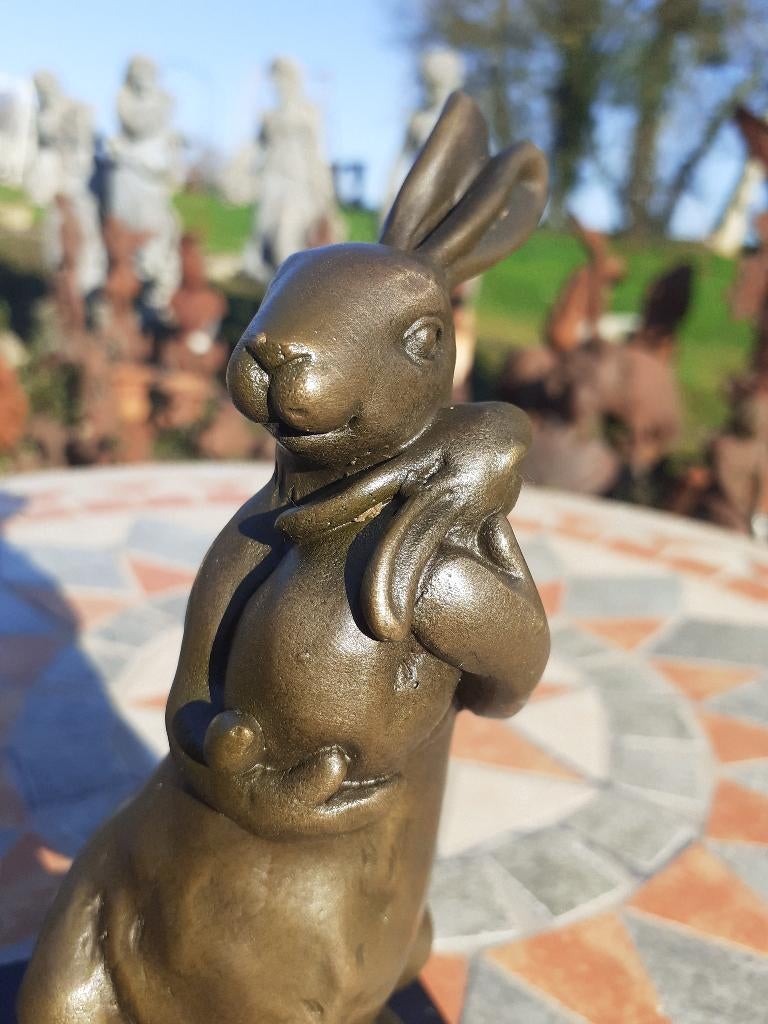 BRONZEN KONIJN EN ZIJN BABY GESIGNEERD MILO OP EEN SOKKEL, Ophalen of Verzenden, Brons