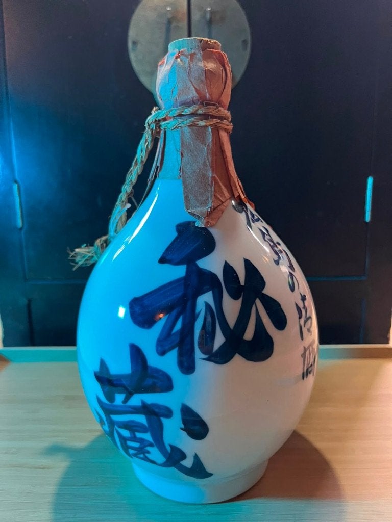 Antique Japanese Ceramic Sake Bottle - Hand-Painted, Enlèvement ou Envoi