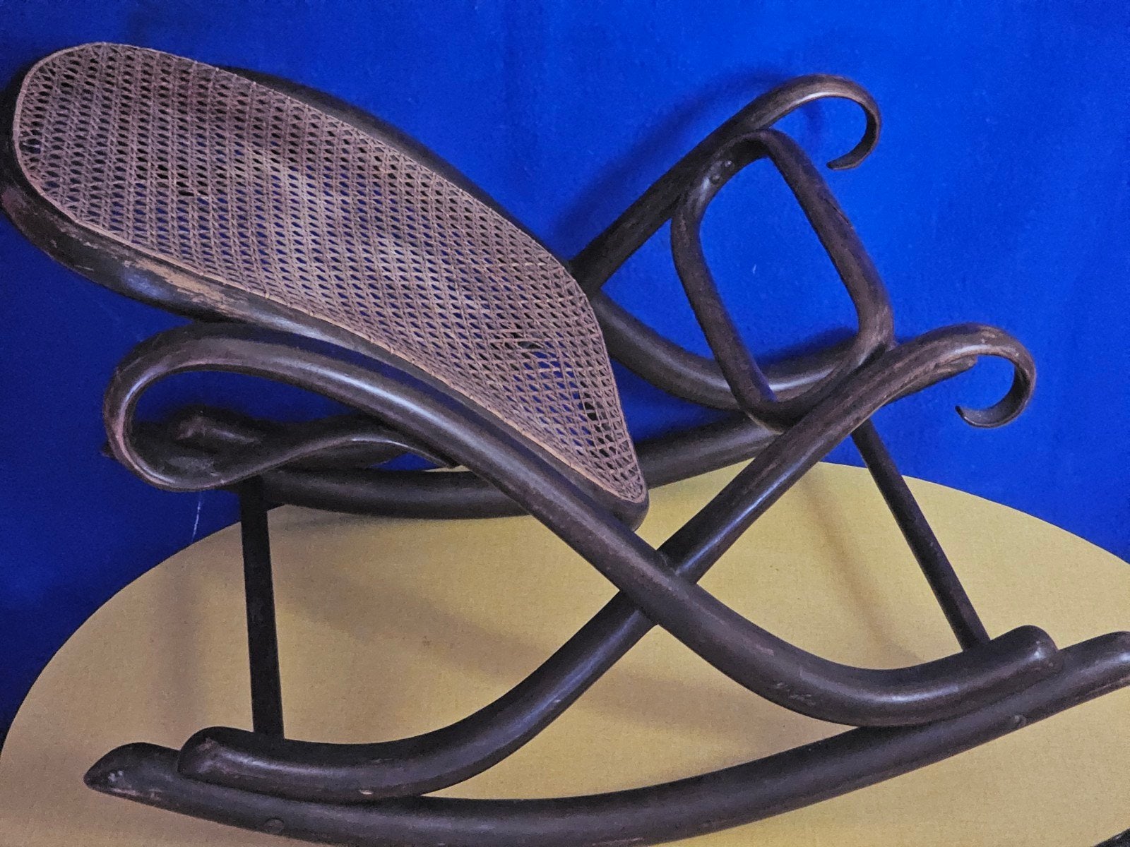 gebogen houten voetenbankje met pitriet bekleding, ontwerp:, Ophalen