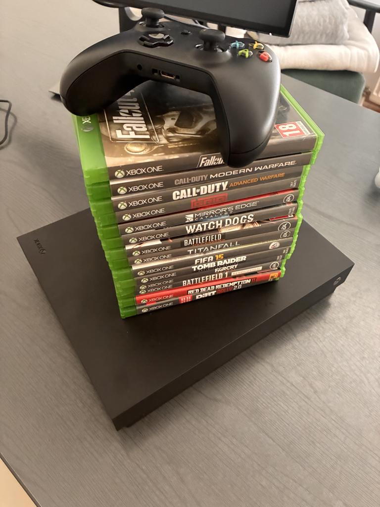 Xbox One X + 25 games, Games en Spelcomputers, Ophalen, Met games, Xbox One, Zo goed als nieuw