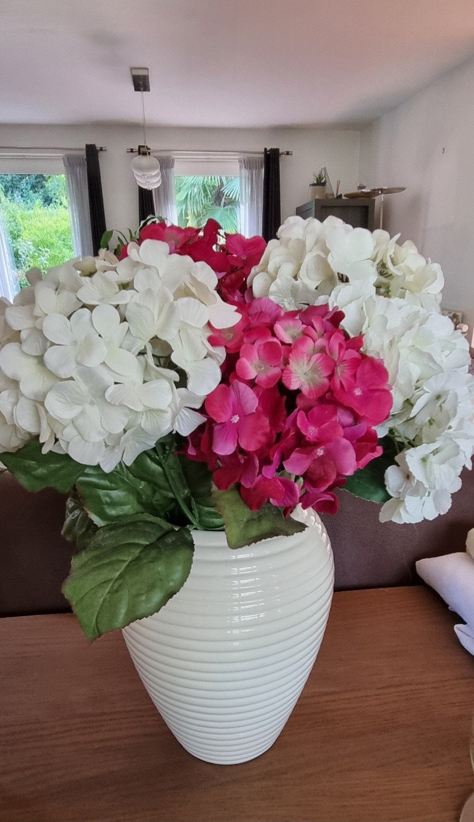 Vase blanc avec 11 hortensias artificiels., Enlèvement
