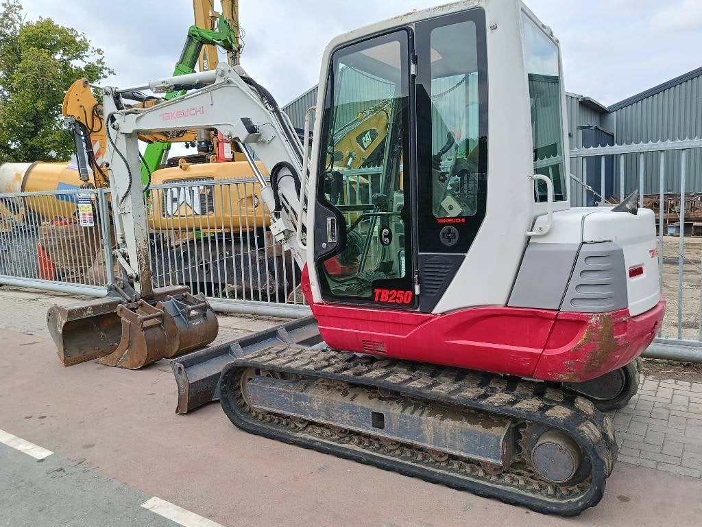 Takeuchi TB 250 5 ton rups graafmachine excavator bagger, Zakelijke goederen, Machines en Bouw | Kranen en Graafmachines, Graafmachine