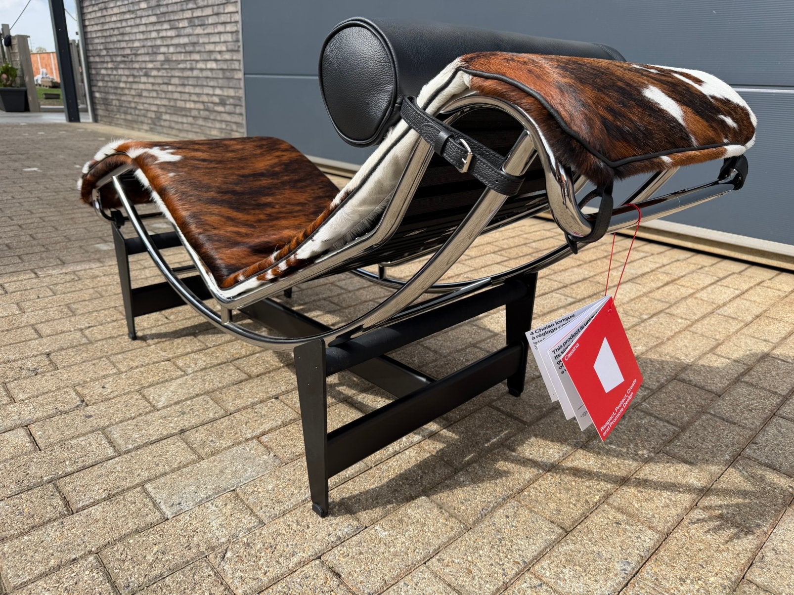 Originele Cassina Lc4 Le Corbusier Cowskin nog in NIEUWstaat, Huis en Inrichting, Ophalen of Verzenden, Sede artifort b&b italia knoll vitra togo eames møller wegner