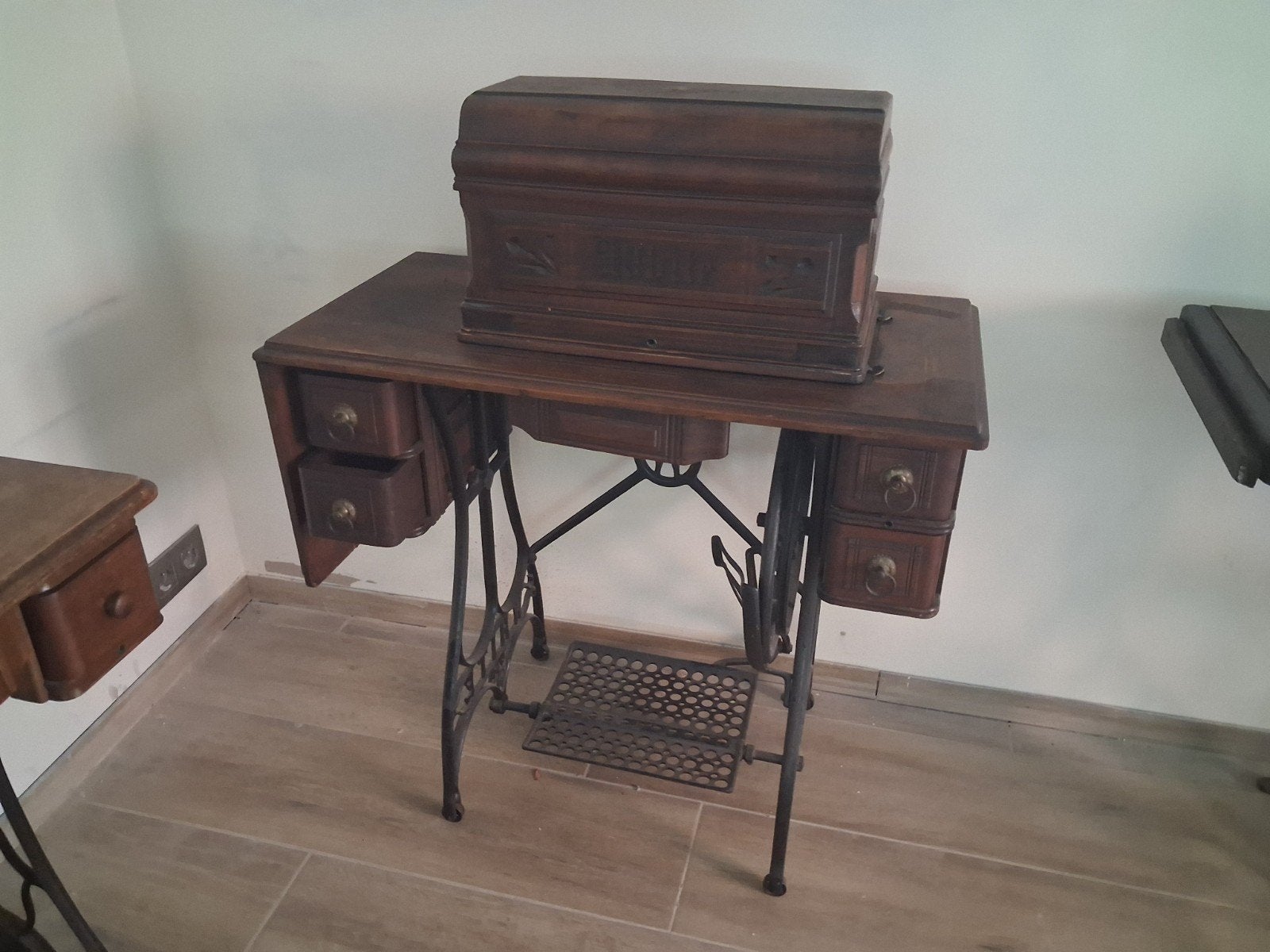 Extra foto's 4 antieke Singer naaimachines, Enlèvement